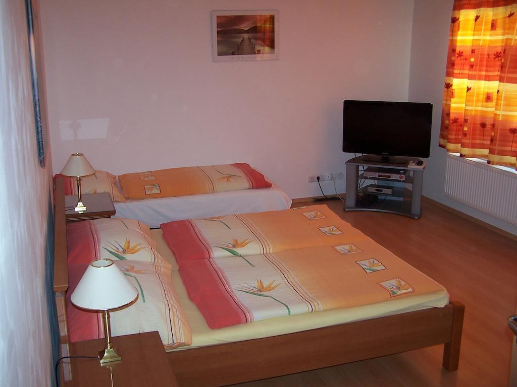 Akacia Apartment - Free Inside Parking, 2 Bedrooms, Garden, Next To Centre Budapest Room photo